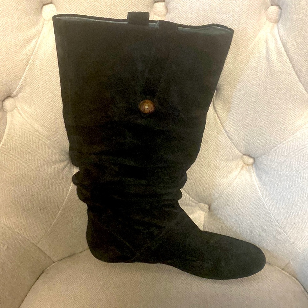 Jet black Ugg suede knee boots in very good condition, but could use a cleaning.